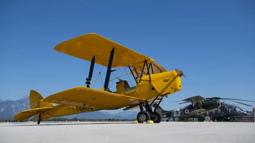 Formazione di aerei militari italiani in volo per il 100° anniversario dell'Aeronautica Militare