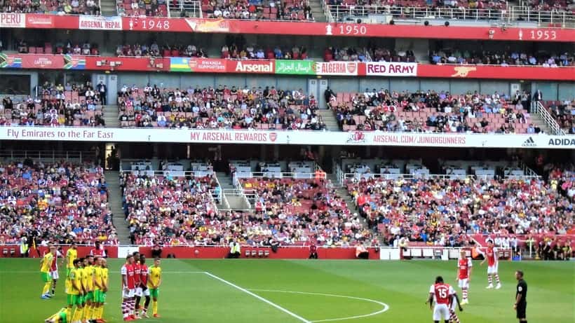 Jogadores do Arsenal em ação no Emirates Stadium durante jogo da Premier League