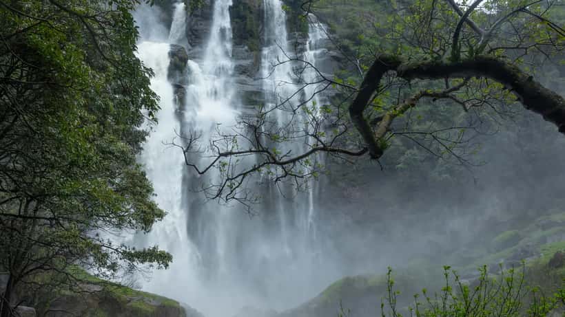 Ella waterval Sri Lanka met steile natte rotsen en stromend water