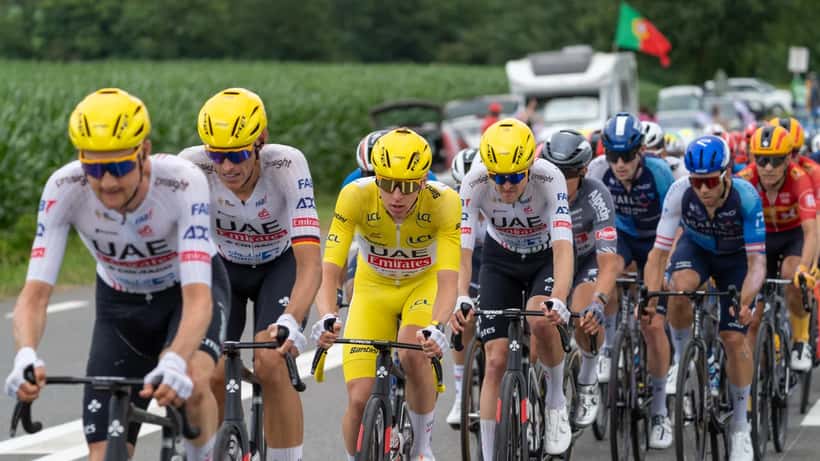 Tadej Pogačar en tête du peloton lors d'une ascension au Tour de France 2024