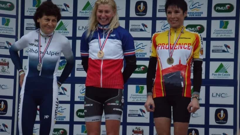 Jeannie Longo tijdens een wielerwedstrijd - actieve sporters en gezondheid op oudere leeftijd