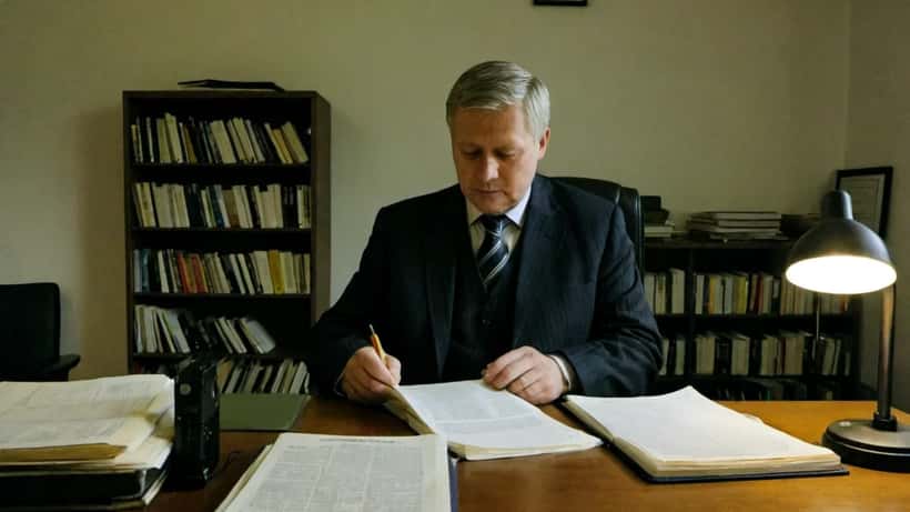 Lögfræðingur við skrifborð í Reykjavík endurskoðar sakamálsgögn