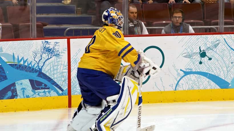 Svensk NHL-målvakt i aktion under ishockeymatch
