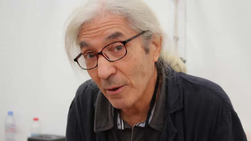 Avocat français dans son bureau parisien, dossiers juridiques ouverts, lumière naturelle
