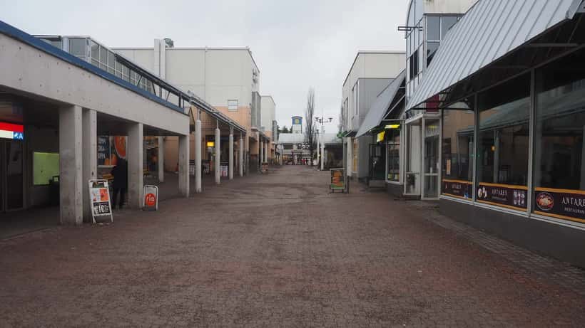Kontulan kauppakeskus Helsingissä talvisella aamulla