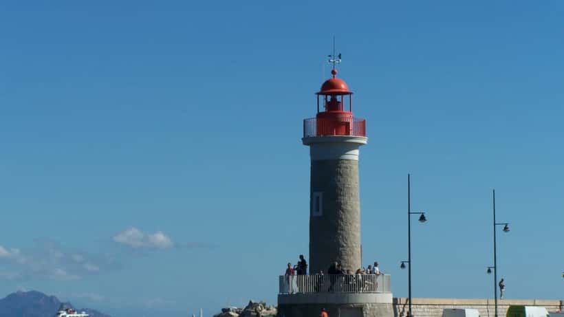 Vuurtoren van Saint-Tropez aan de Côte d'Azur bij helder weer