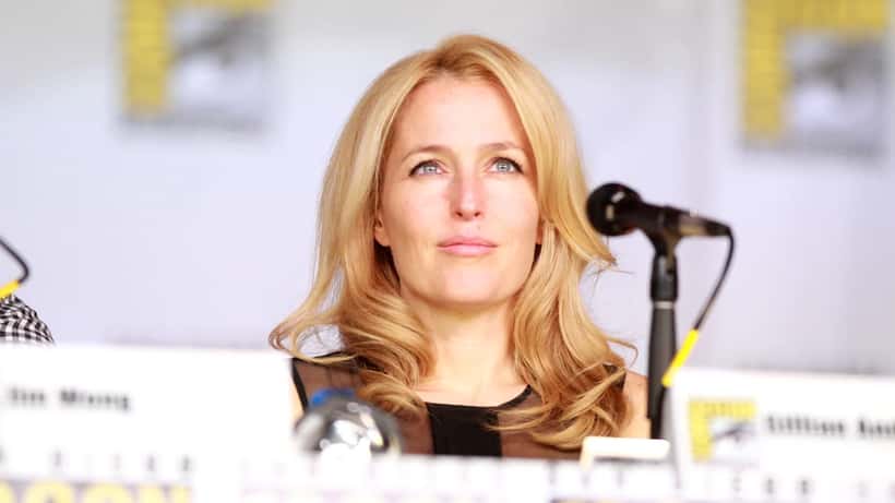 Gillian Anderson à une convention, actrice incarnant l'enjeu des droits d'acteur face aux reboots de franchise