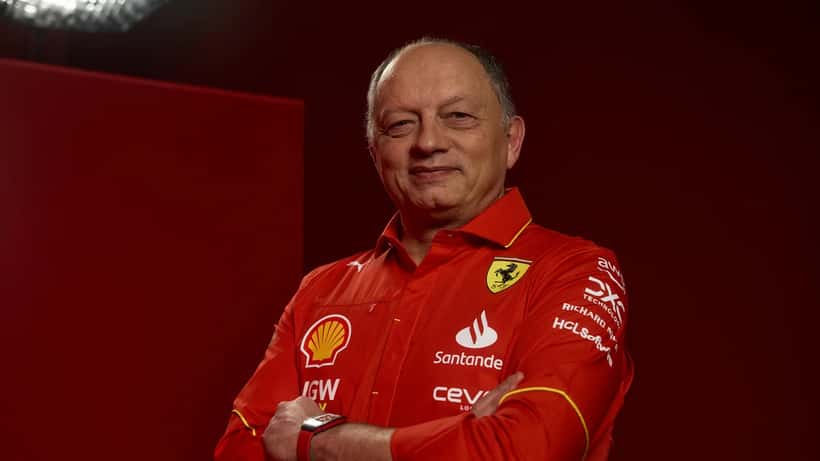 Frédéric Vasseur, team principal della Scuderia Ferrari, in divisa rossa durante un evento ufficiale Ferrari