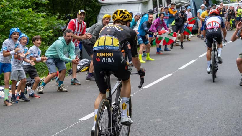 Jonas Vingegaard in salita durante il Tour de France, maglia da ciclista professionista