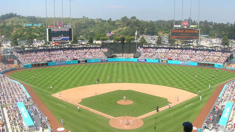 Vista exterior del Dodger Stadium en Los Ángeles con el horizonte de la ciudad al fondo