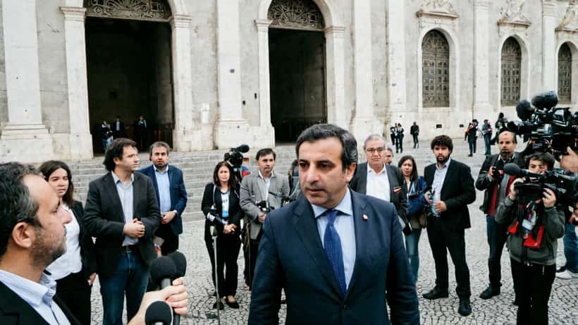 Líder parlamentar do PSD Hugo Soares fala para jornalistas em Lisboa