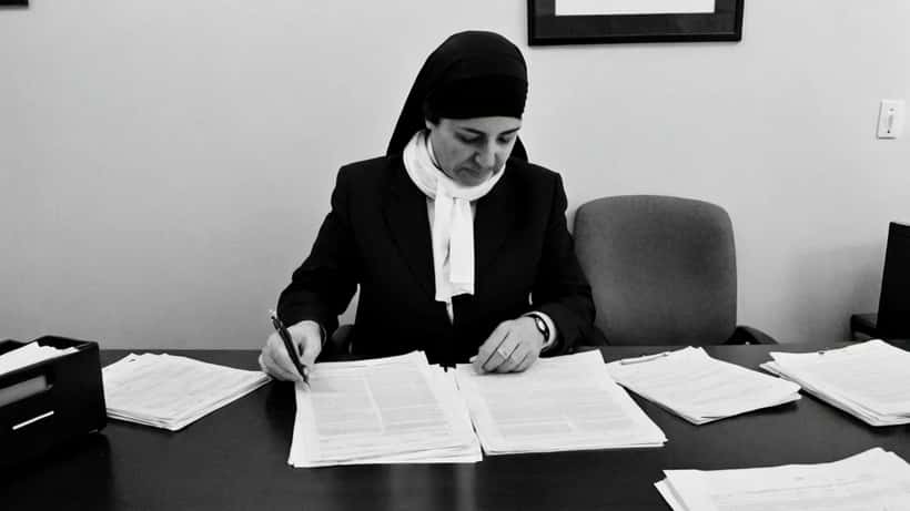 Gestionnaire RH qui examine des documents légaux et des politiques d'emploi dans un bureau de Montréal