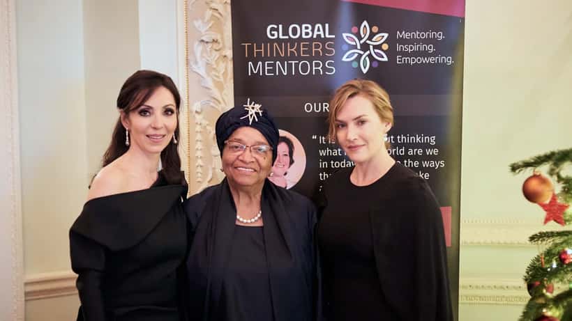 Kate Winslet juhlatilaisuudessa Lontoossa keskustelemassa muiden kunniavieraiden kanssa