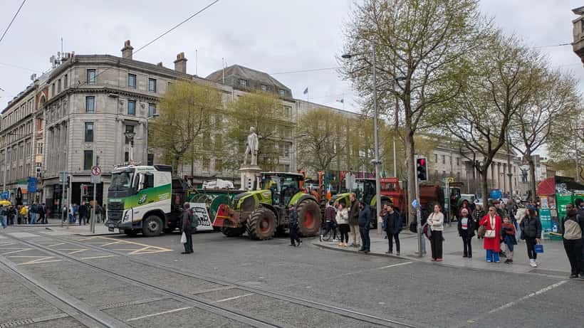Manifestantes em Dublin durante os protestos contra o preço dos combustíveis a 10 de abril de 2026