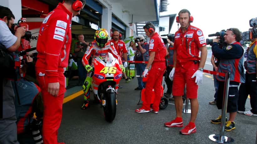 Meccanico italiano che effettua revisione primaverile su moto sportiva in officina
