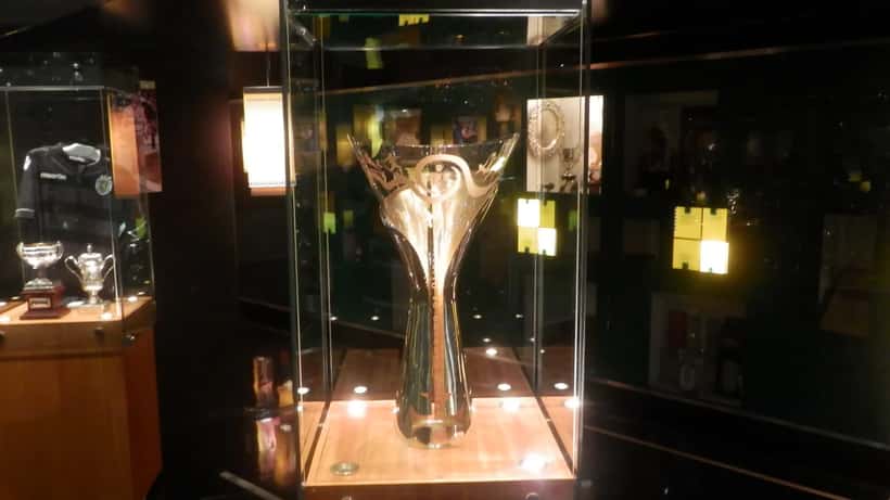 Troféu Supertaça Cândido de Oliveira em exposição no museu, símbolo do futebol português