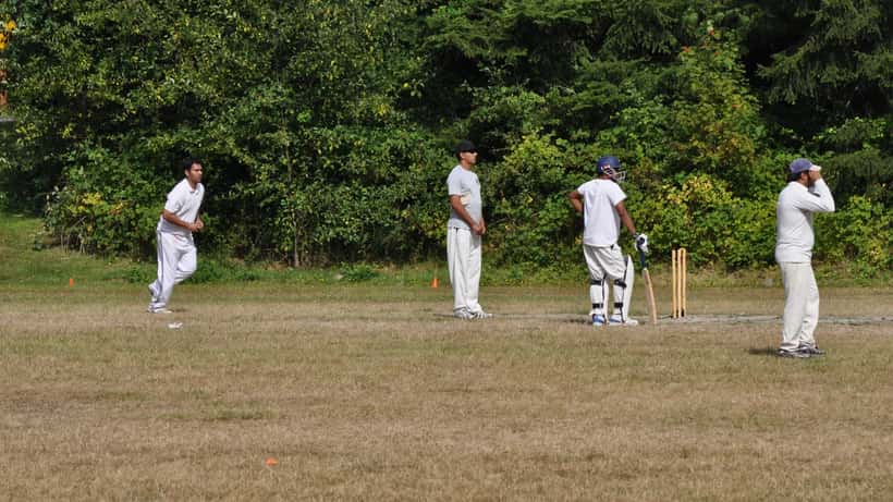 Séquence de lancer au cricket illustrant la biomécanique du fast bowling et les risques de blessure au dos