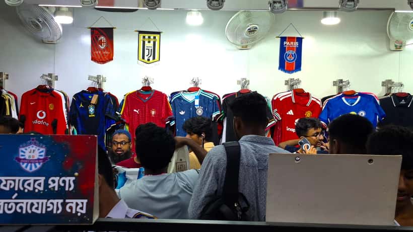 Fans achetant des maillots FIFA World Cup 2026 dans une boutique, avant la saisie record de 16 000 contrefaçons à Toronto