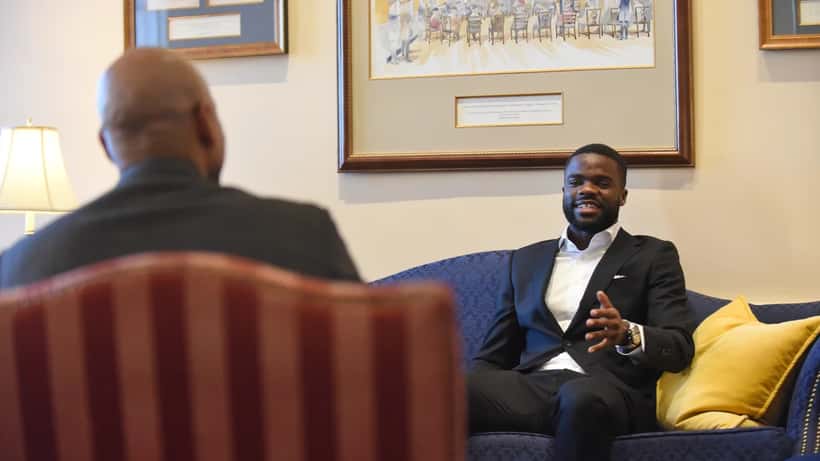 Frances Tiafoe in actie op de tennisbaan tijdens de US Open 2026 halve finale