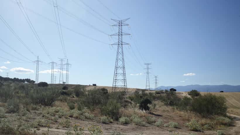 Högspänningstorn i Madrid mot blå himmel — symbolen för Spaniens elnät och strömavbrottet 2025