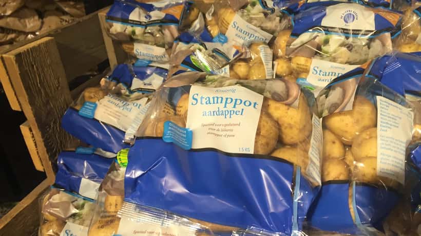 Aardappelen klaargemaakt voor stamppot, op een houten ondergrond