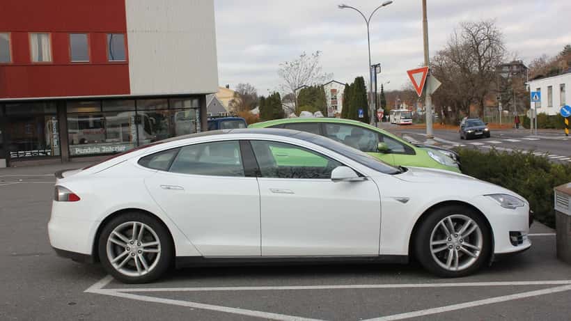 Tesla Model S elbil parkert i Sandefjord Norge — Tesla FSD selvkjørende teknologi kommer til Europa i 2026
