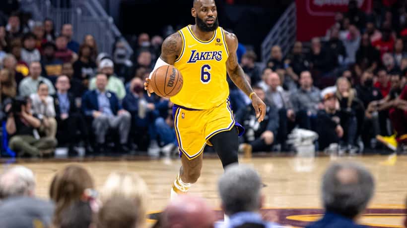 LeBron James dos Los Angeles Lakers a driblar numa partida da NBA