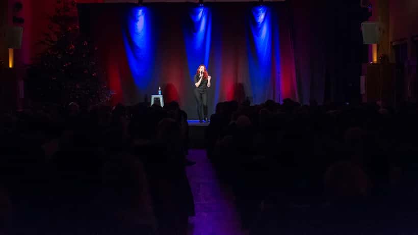 Tahnee Schaffarczyk, deutsche Komikerin, auf der Bühne