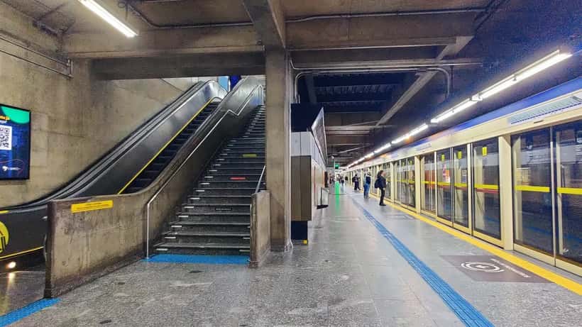 Passageiros aguardando na plataforma da Estação Jabaquara da Linha 1-Azul do Metrô de São Paulo