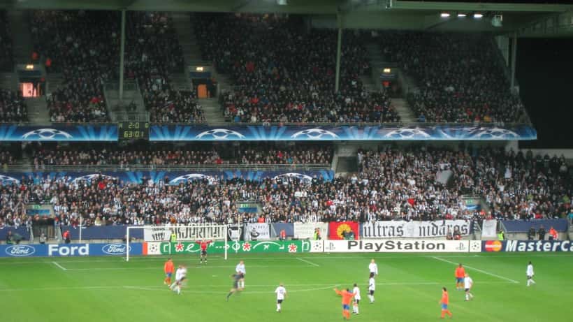 Rosenborg spiller fotballkamp – her mot Valencia – som illustrasjon på norsk cupdrama og store pengestrømmer