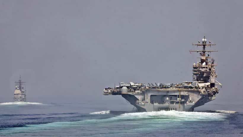 Navios da Marinha dos EUA transitando pelo Estreito de Ormuz