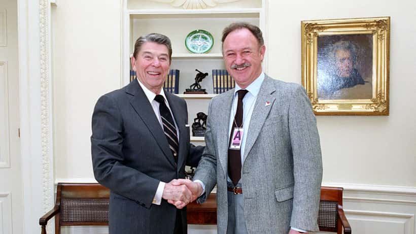 Gene Hackman junto al presidente Ronald Reagan en la Casa Blanca