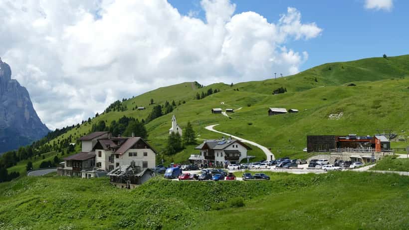 Blick auf den Grödner Joch Bergpass in den Dolomiten im Sommer