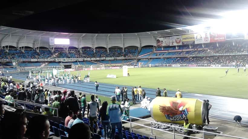 Partida de futebol colombiano entre Deportivo Cali e Once Caldas na Liga BetPlay