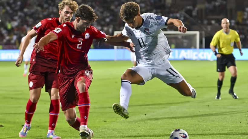João Félix em ação no campo de futebol, jogador português do Al-Nassr