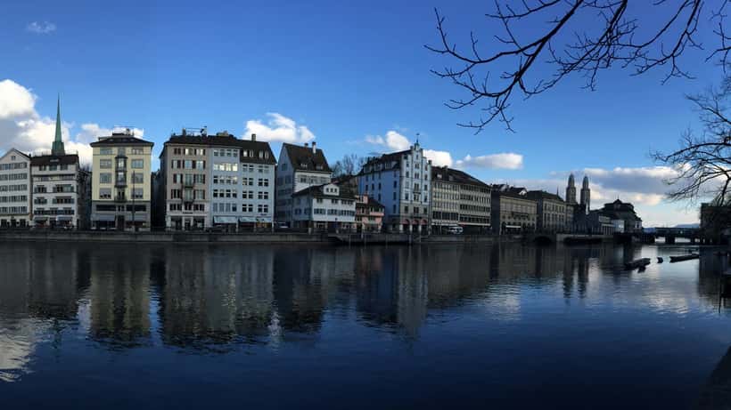 Vue panoramique du vieux Zurich et de la Limmat, site du Flussbad Letten