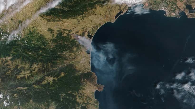 Vue satellite de feux de forêt dans le sud de la France en 2026