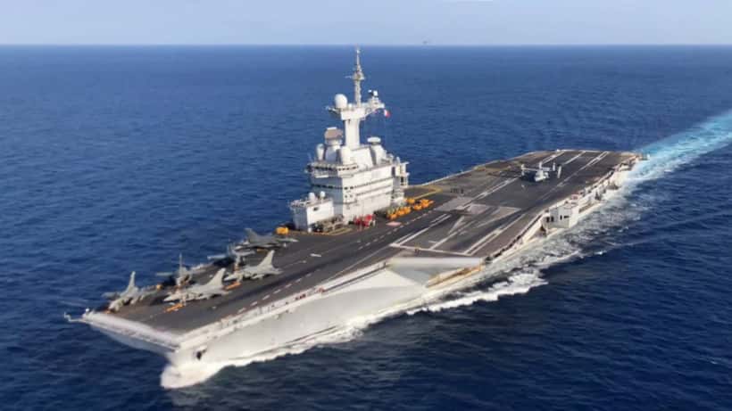 Porta-aviões nuclear Charles de Gaulle em navegação no Mediterrâneo, fotografado em 2019