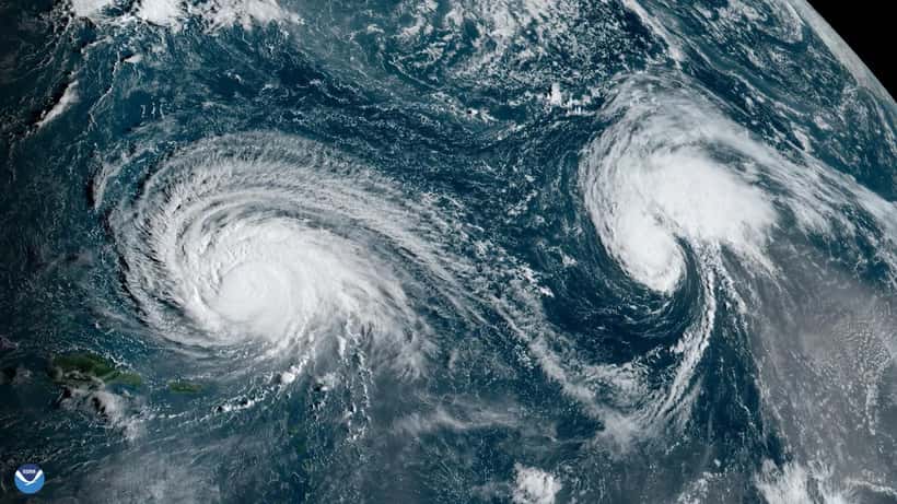 Image satellite NOAA d'un ouragan et d'une tempête tropicale au-dessus de l'Atlantique