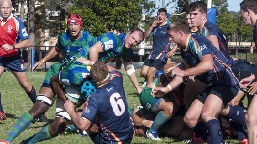 Plaquage lors d'un match de rugby, illustrant le risque de commotion cérébrale chez les jeunes joueurs