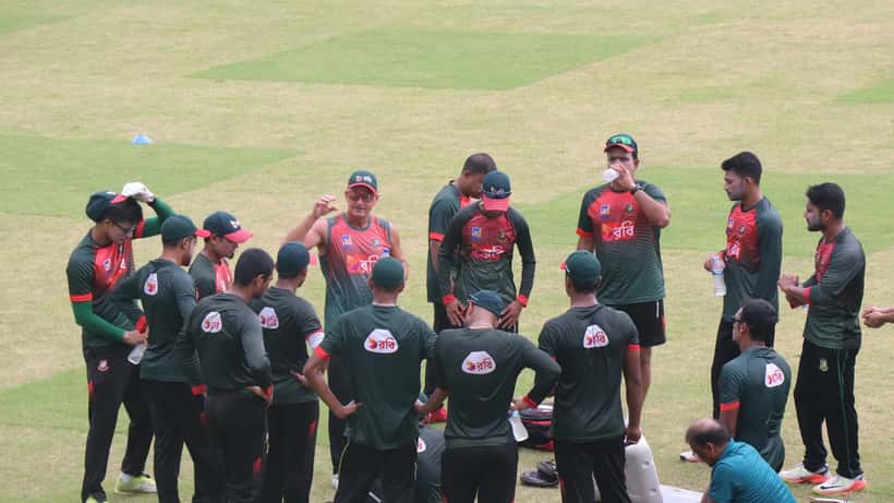 Equipo de cricket de Bangladesh en sesión de entrenamiento en el Estadio Shere Bangla, Daca