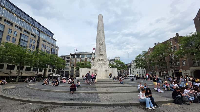 Nationaal Monument op de Dam in Amsterdam, gezien vanuit de Dam