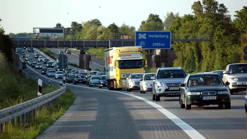 Kilometerlanger Stau auf einer deutschen Autobahn mit dicht gedrängten Fahrzeugen