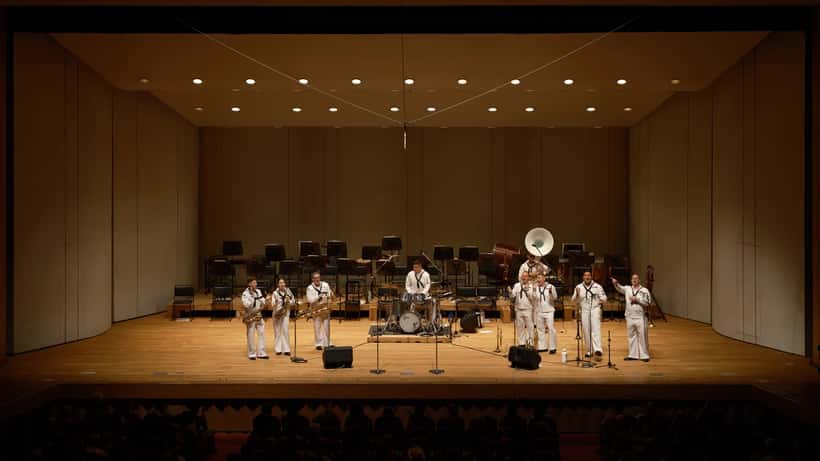 Militärkapelle in Uniform spielt auf einer Bühne