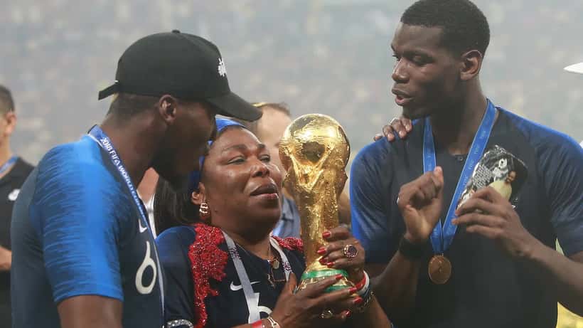 Paul Pogba segurando a taça da Copa do Mundo em celebração