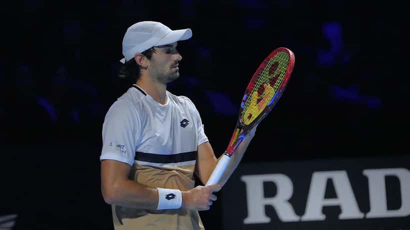 Valentin Vacherot en action lors du Swiss Indoors Basel 2025, frappant un revers en plein effort