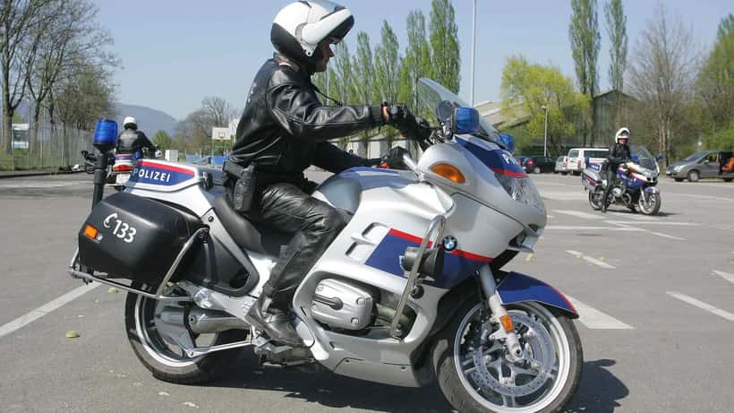 Österreichischer Polizist auf Motorrad im Einsatz