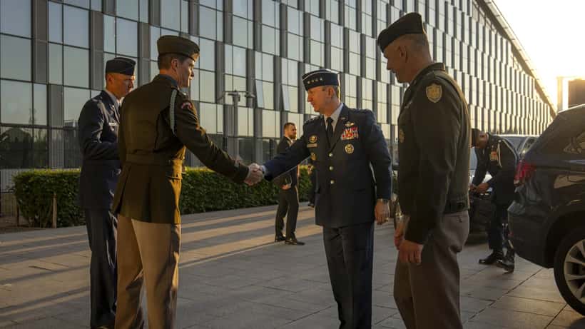 NATO SACEUR generaal Christopher Cavoli en CJCS Dan Caine op NAVO-hoofdkwartier Brussel 2025