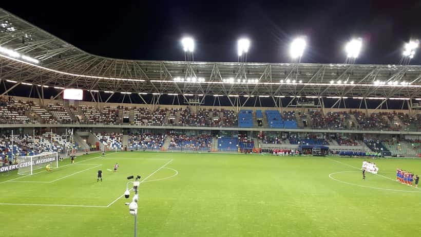 Twee kleine Europese voetbalclubs in UEFA-kwalificatieduel, symbool voor clubs als FC Noah