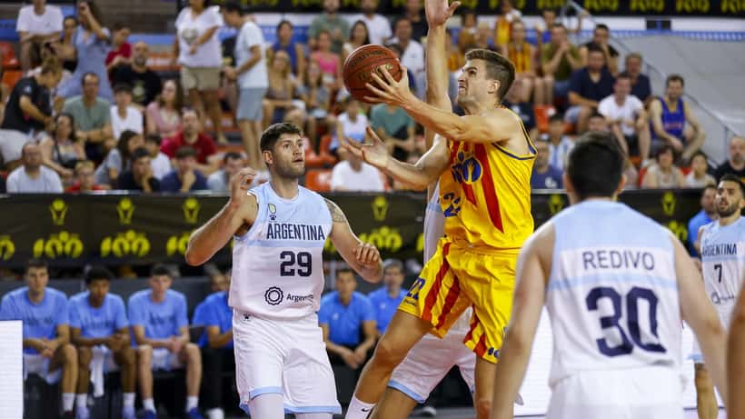 Partita di basket della nazionale Argentina contro Catalunya, giocatore in azione